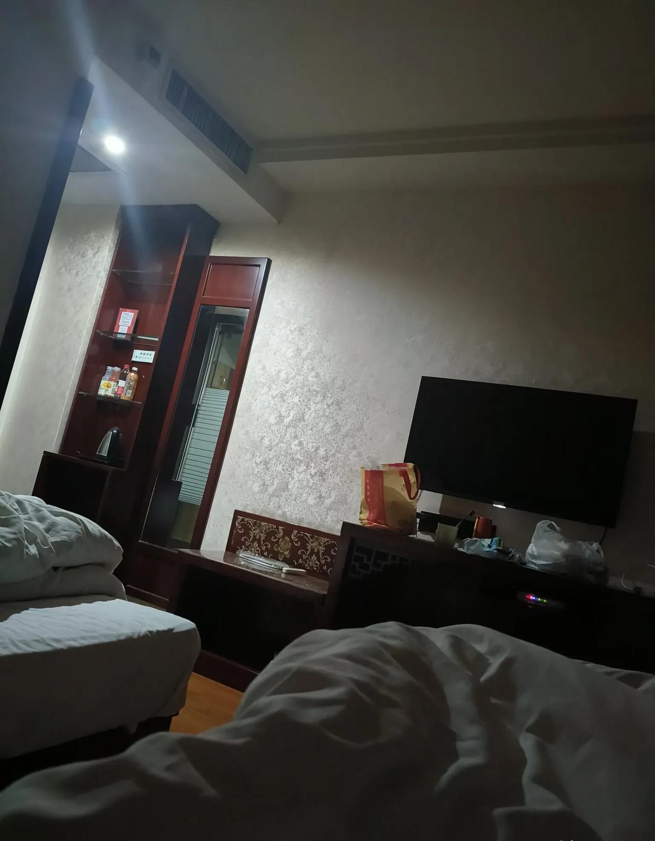 小区门口有家宾馆，我偶尔路过往里面瞥两眼，从没见着多少客人。今早出门遛弯，大伙唠