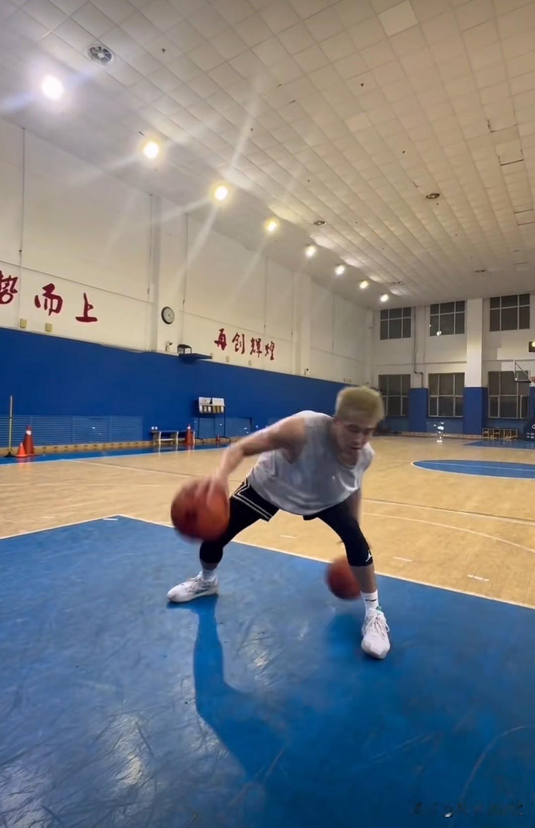 匪夷所思！广州龙狮前往美国参加NBA季前赛，但是郭艾伦并没有随队征战，而是出现在