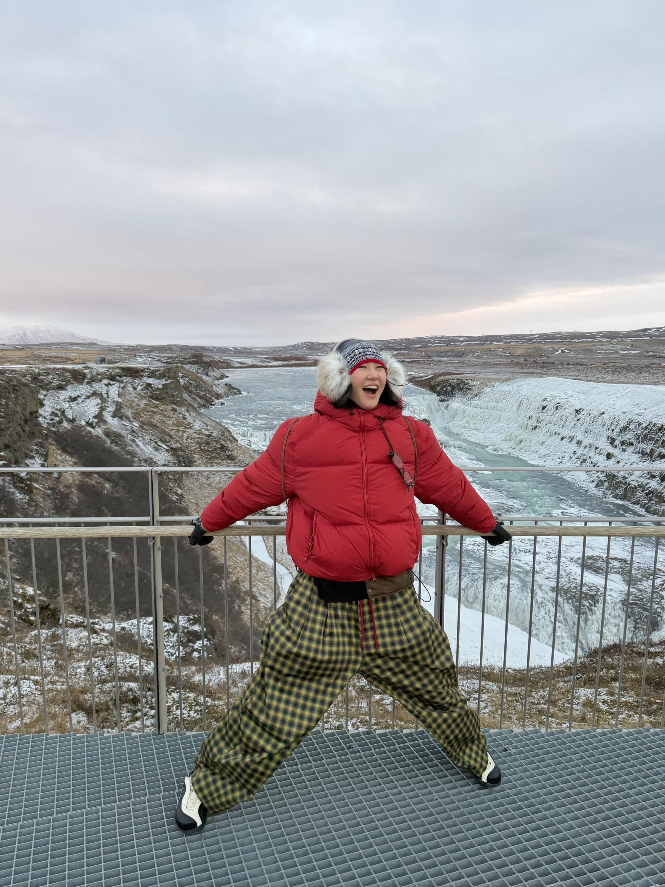 这风快把我吹回祖国了。第三天冰岛，穿的非常靓！但没逃过超大风下雪天，略...