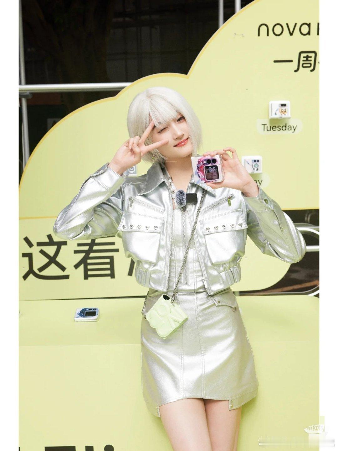 关晓彤这造型路透不怎么样但是官方出的图还挺好 ​​​