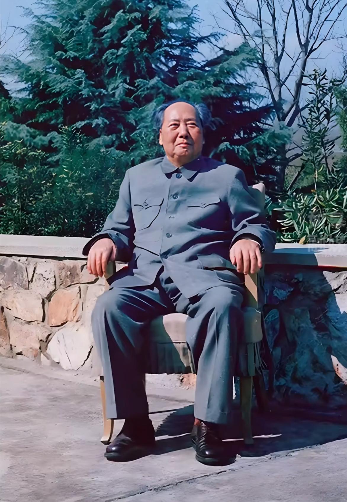 这张照片拍摄于1970年，阳光明媚，清风徐徐，毛主席惬意的在晒太阳，精神状态满分