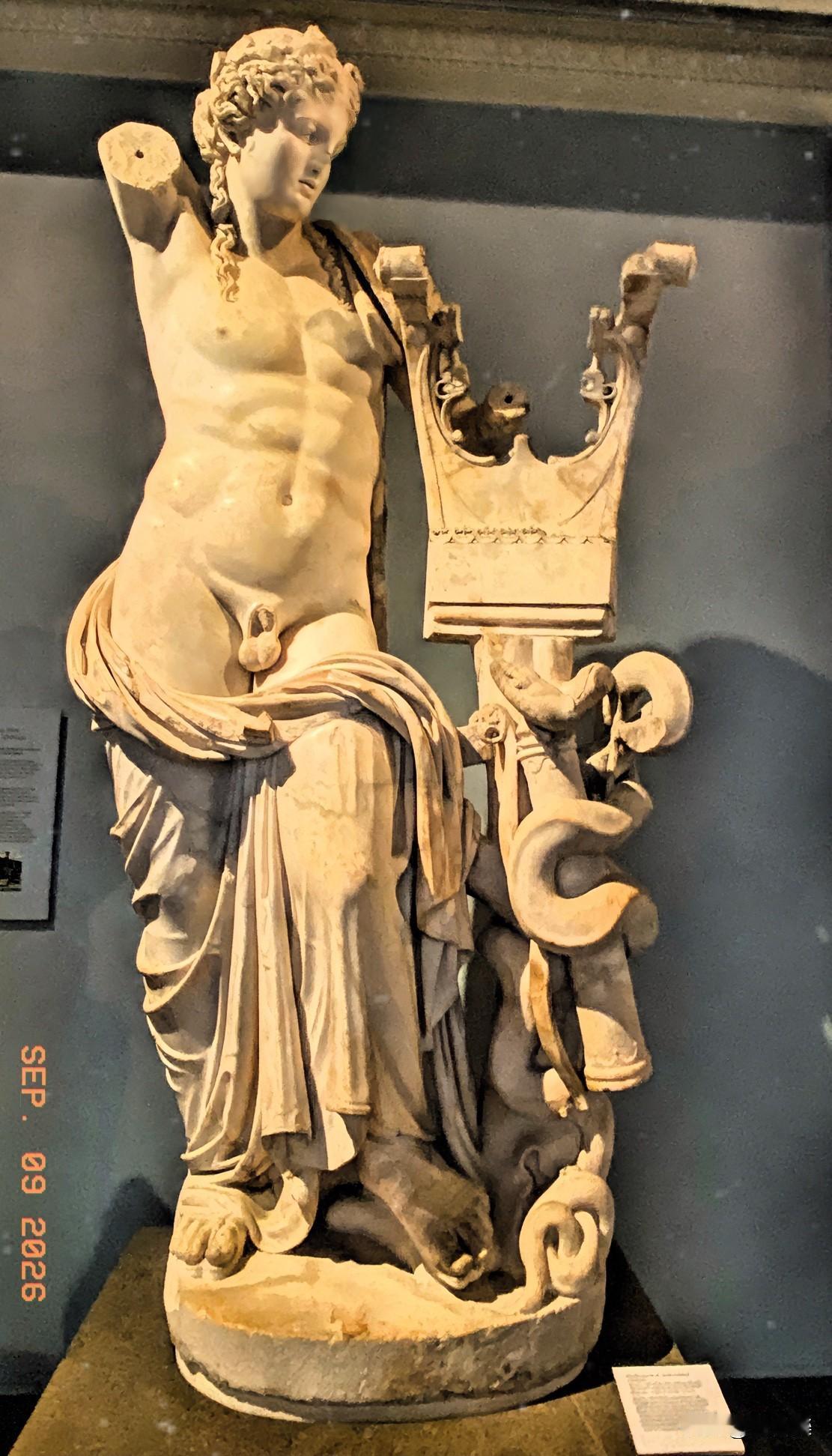 这尊阿波罗·弹琴者（ApolloofCyrene）的大理石雕像，前两天在大英博物