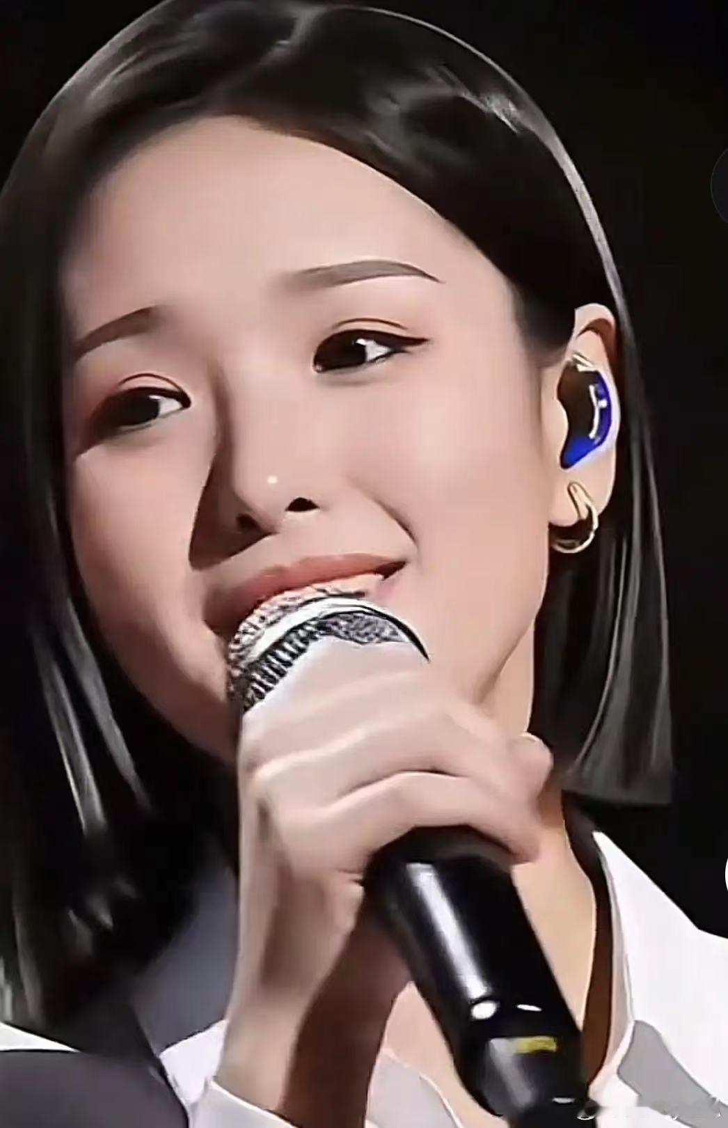 徐子尧唱歌时声线细腻，能细腻处理歌曲中的每一处细节，她既能打开音域唱高亢的歌，又