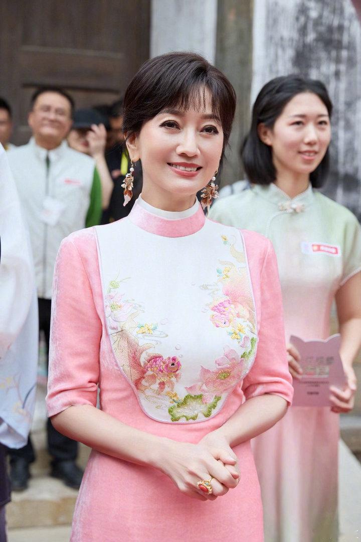 73岁赵雅芝人气赵雅芝机场人气 73岁赵雅芝机场被围堵，人气依旧火爆，这才是真正