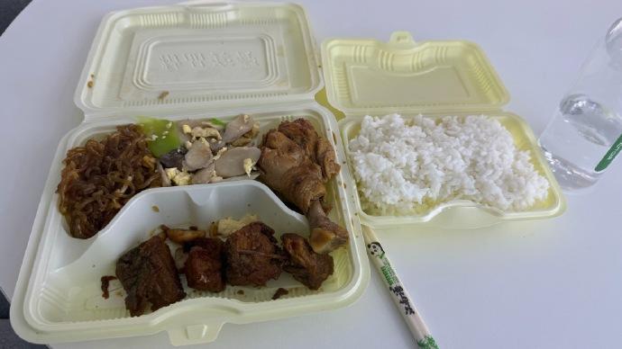 这是零跑汽车的保养客餐！
很多人以为电动汽车不需要保养或者保养费用非常低，但其实