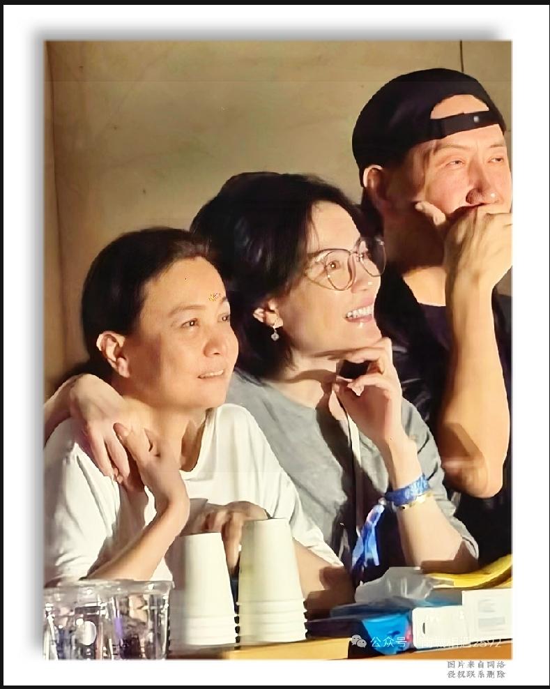 无需喧嚣捧场，这才是成年人最好的友情

整场演唱会，大家的目光都聚焦在台上的歌声
