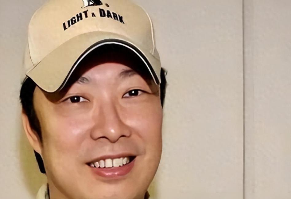 2025年深秋，台北淡水河边，一栋老宅里住着70岁的费玉清，也叫张彦亭，他退休了