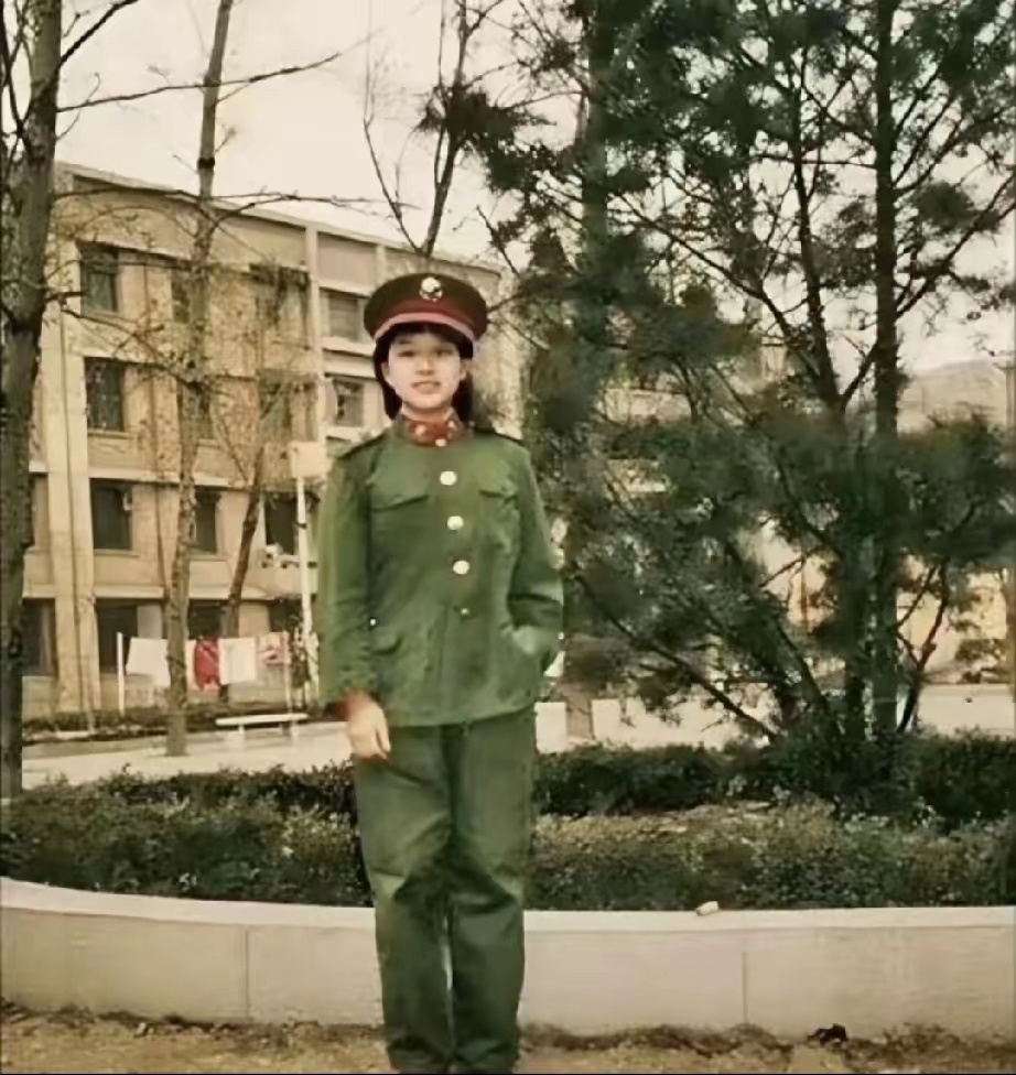 这是18岁的韩红，当文艺兵时的照片，年轻时的韩红身形清瘦、容貌俊秀，非常漂亮！ 