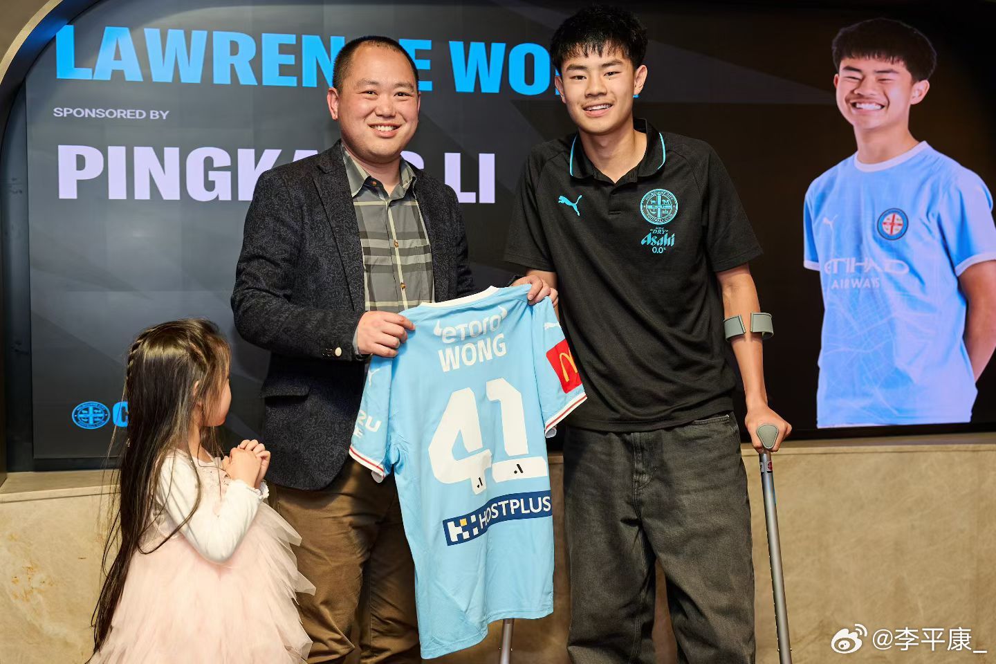 澳洲U20今天公布与中国U20两场比赛大名单，华裔中场黄振文将会入选！ 