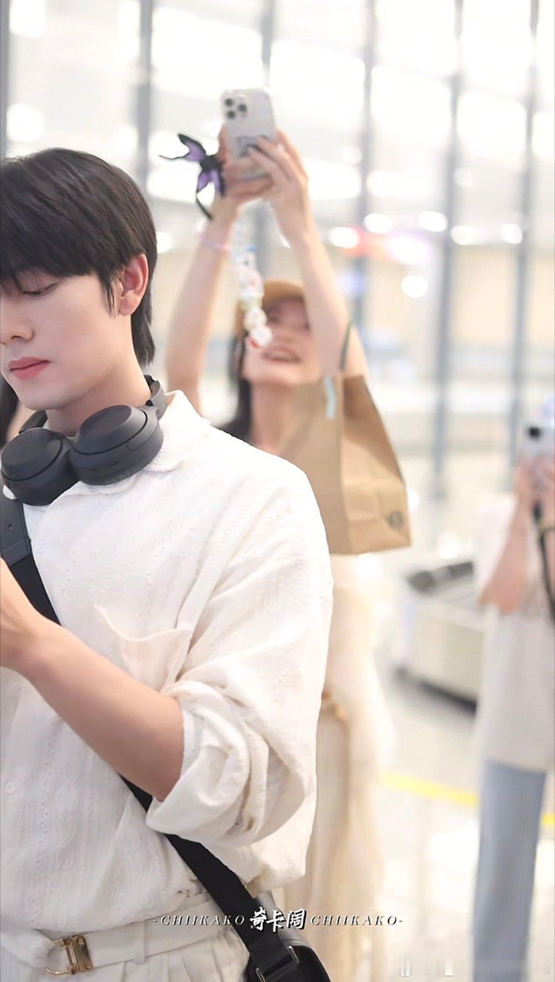 【我镜头里的他/她】什么时候我也能现场磕cp呢。[拜托]韩雨彤 ｜曾辉 ｜落日雨