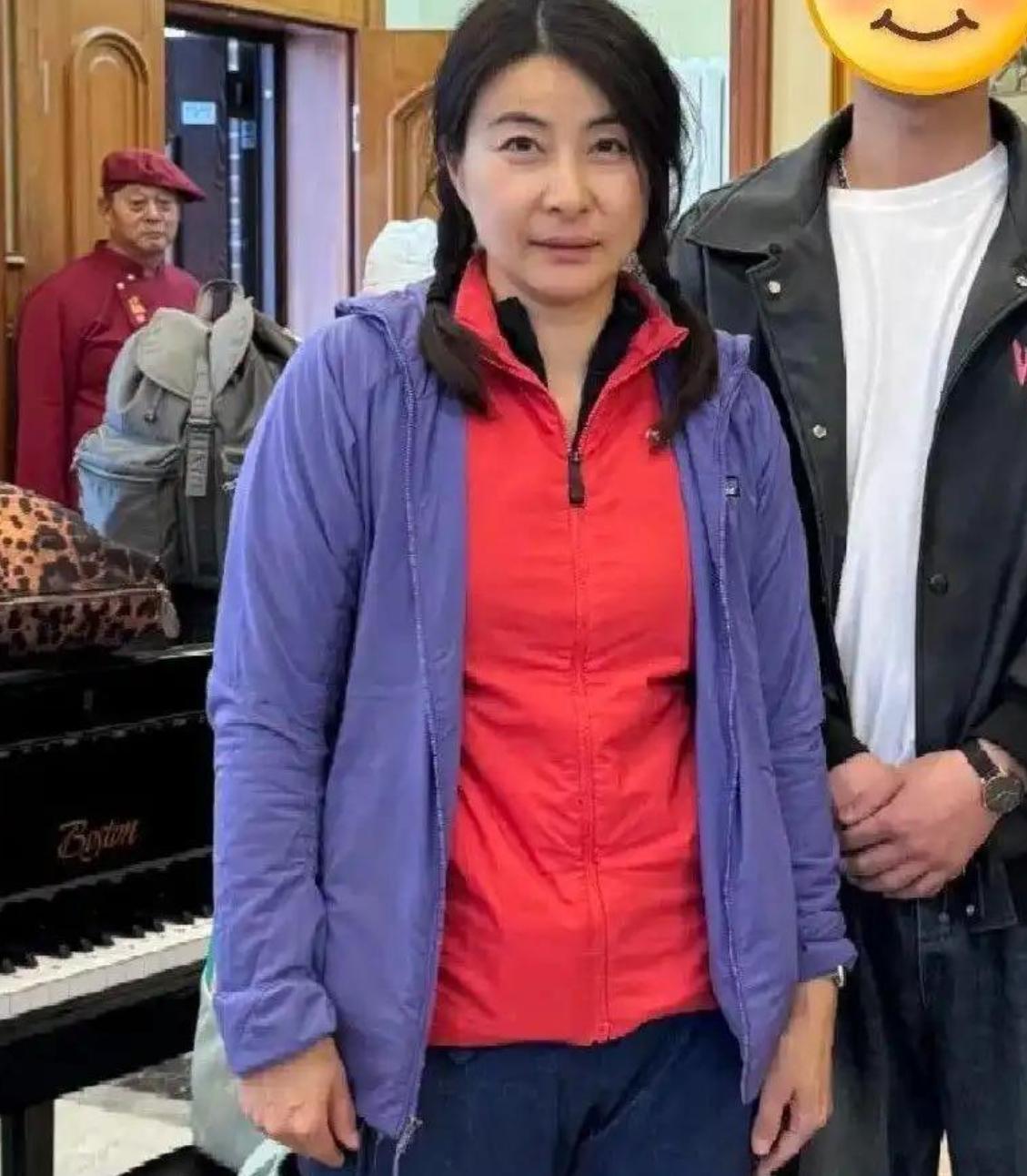 43岁郭晶晶素颜在哈尔滨被拍到，穿得像大妈却意外时髦，网友：这气质绝了！ ​
