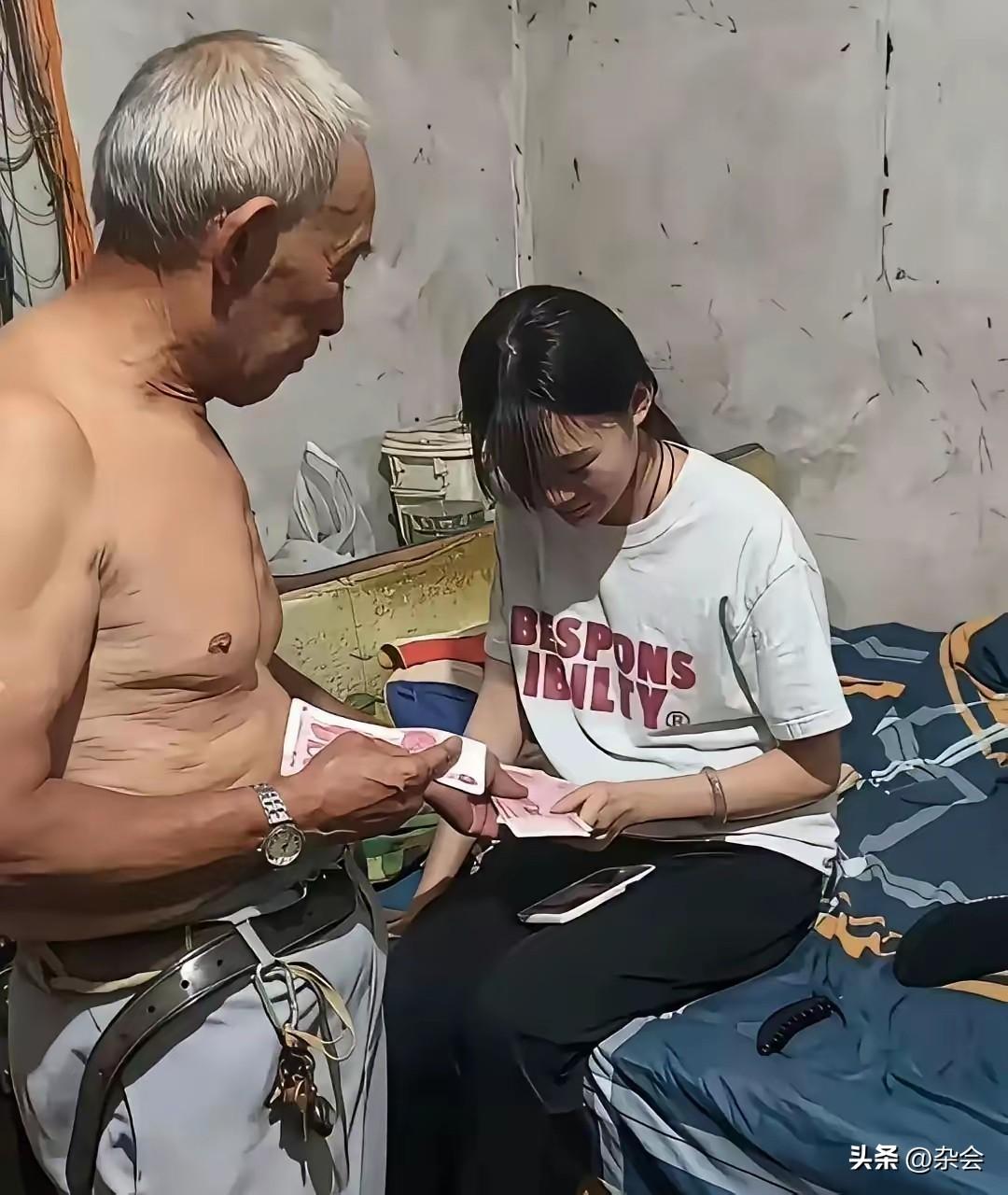 看哭了……那一沓皱巴巴的钱，是爷爷从土里刨出来的希望。
从小吃馒头咸菜，只有爷爷