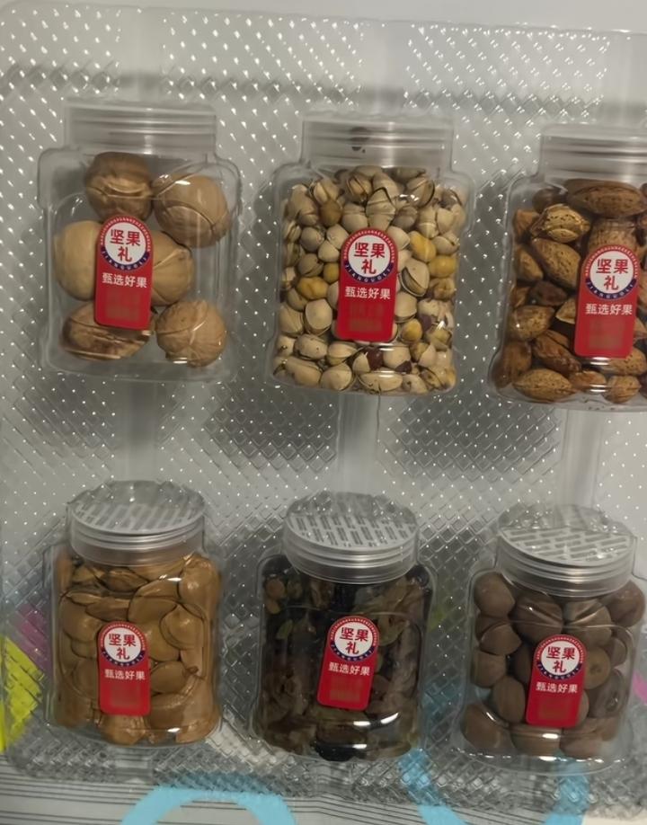 特别想知道，只有中国才有这种商家吗？彻底诠释了什么叫礼轻情意重。
干果礼盒外表看