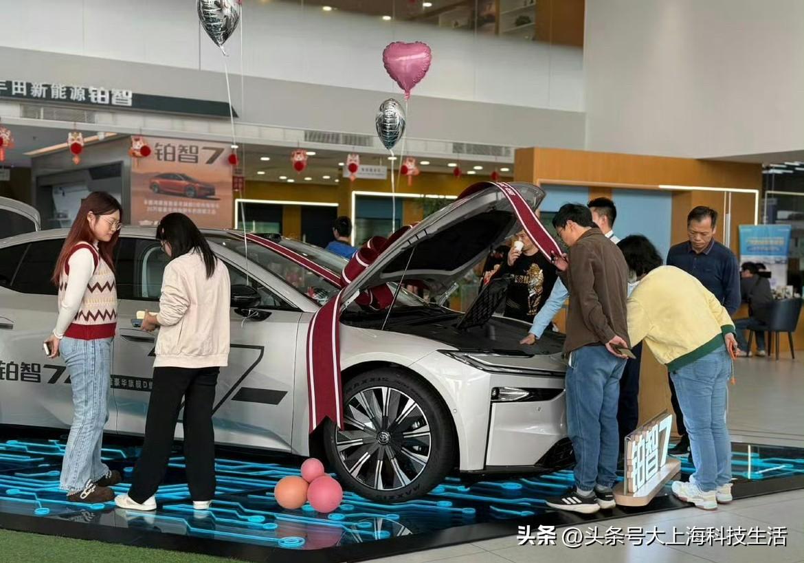 说实话，之前听说铂智7是台D级纯电轿车，我心里也嘀咕过：这么大个车，开起来会不会