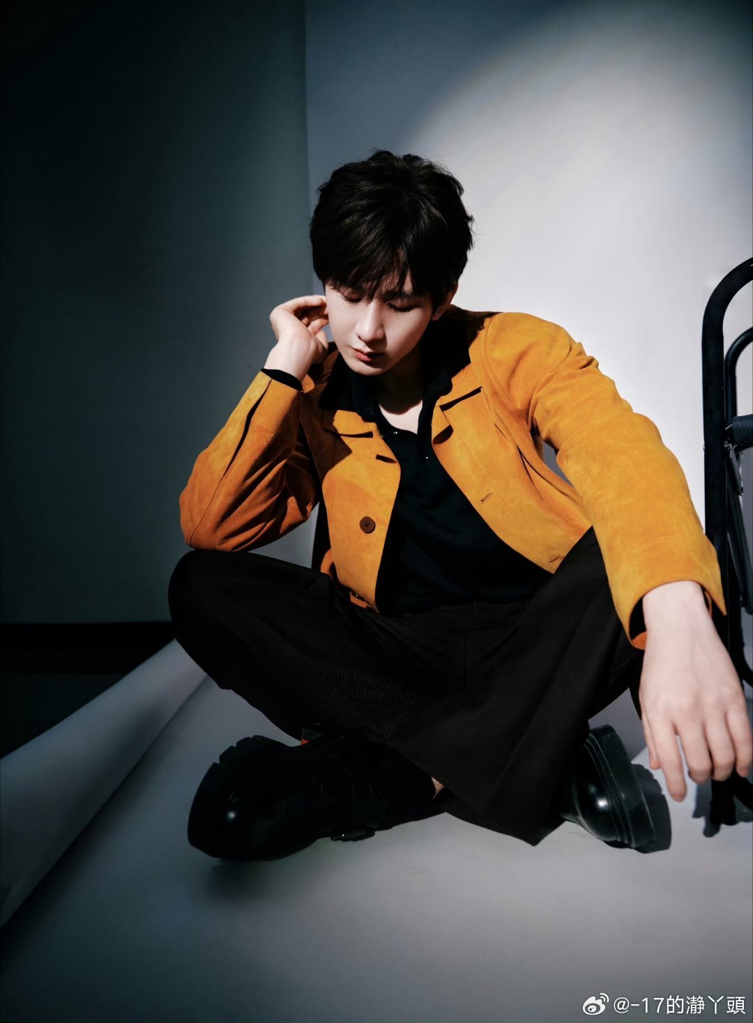 成毅赴山海cy成毅明月高悬夜空，眼下是春天。我想起了你，内心是完整的。成毅｜赴山