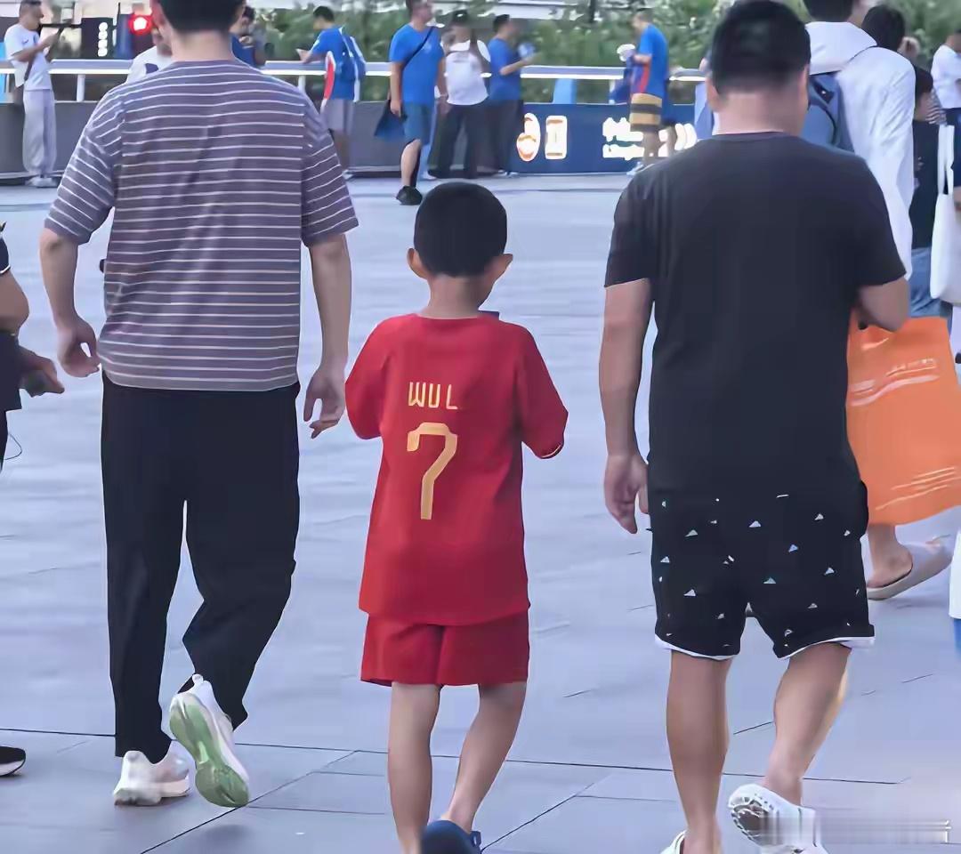 小球迷穿武磊国家队球衣赛后遭围攻挺起腰杆，全国球迷都是你的后盾！看着穿武磊国足球