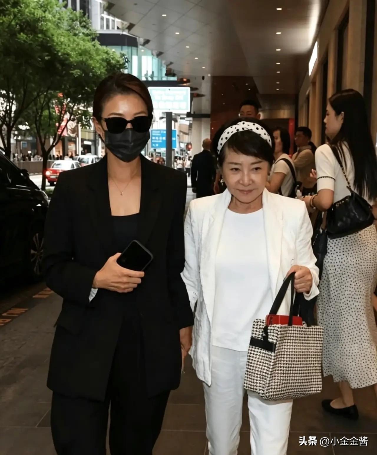 谢贤住进icu后，谢婷婷和狄波拉，才从新加坡赶过来，母女俩哭红双眼，看到儿女来到