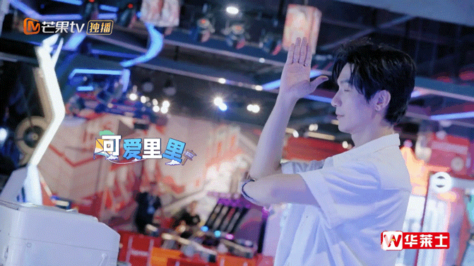 #陈楚生变奥特曼打了一套广播体操# 在老友记里又看到陈楚生萌萌哒的一面，去电玩城