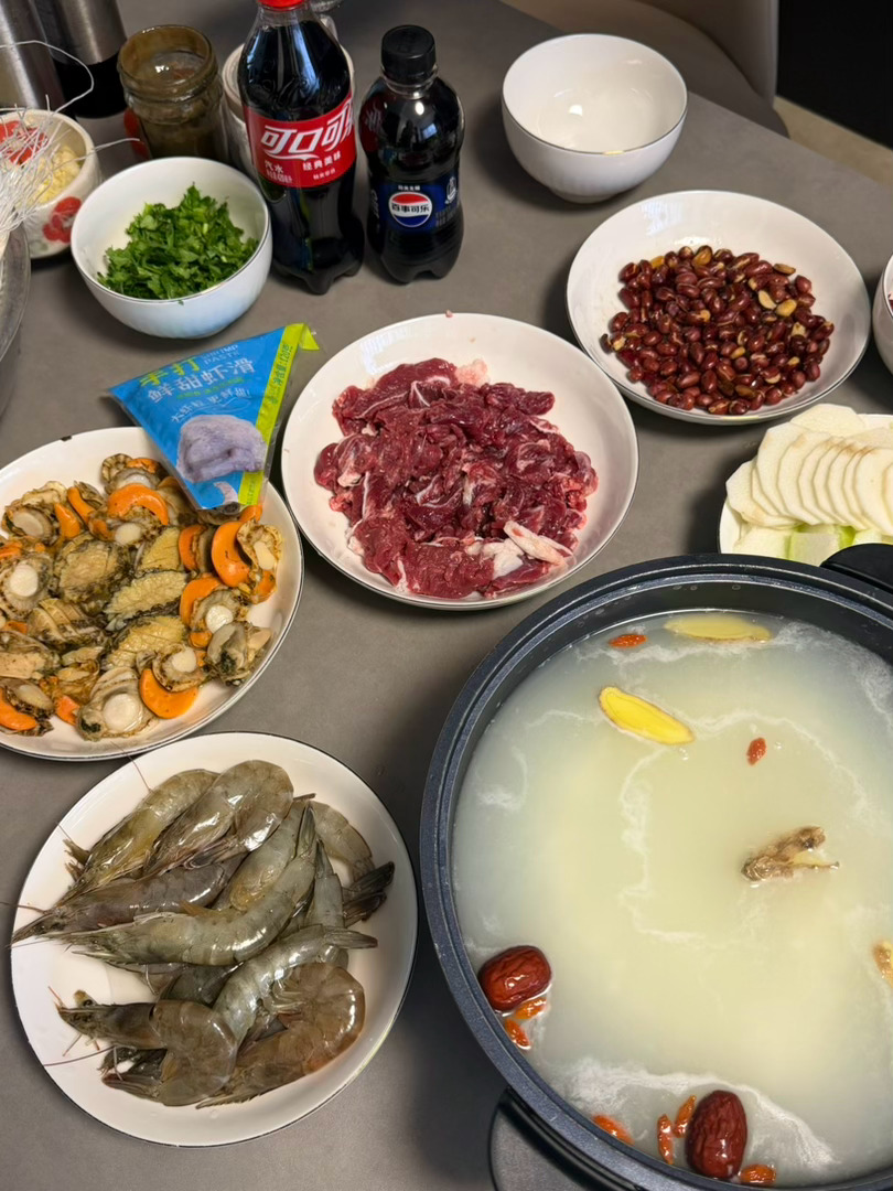 上完课回到家吃上眼爸制作的 顺德特色粥底火锅！！白粥作为锅底🍲 