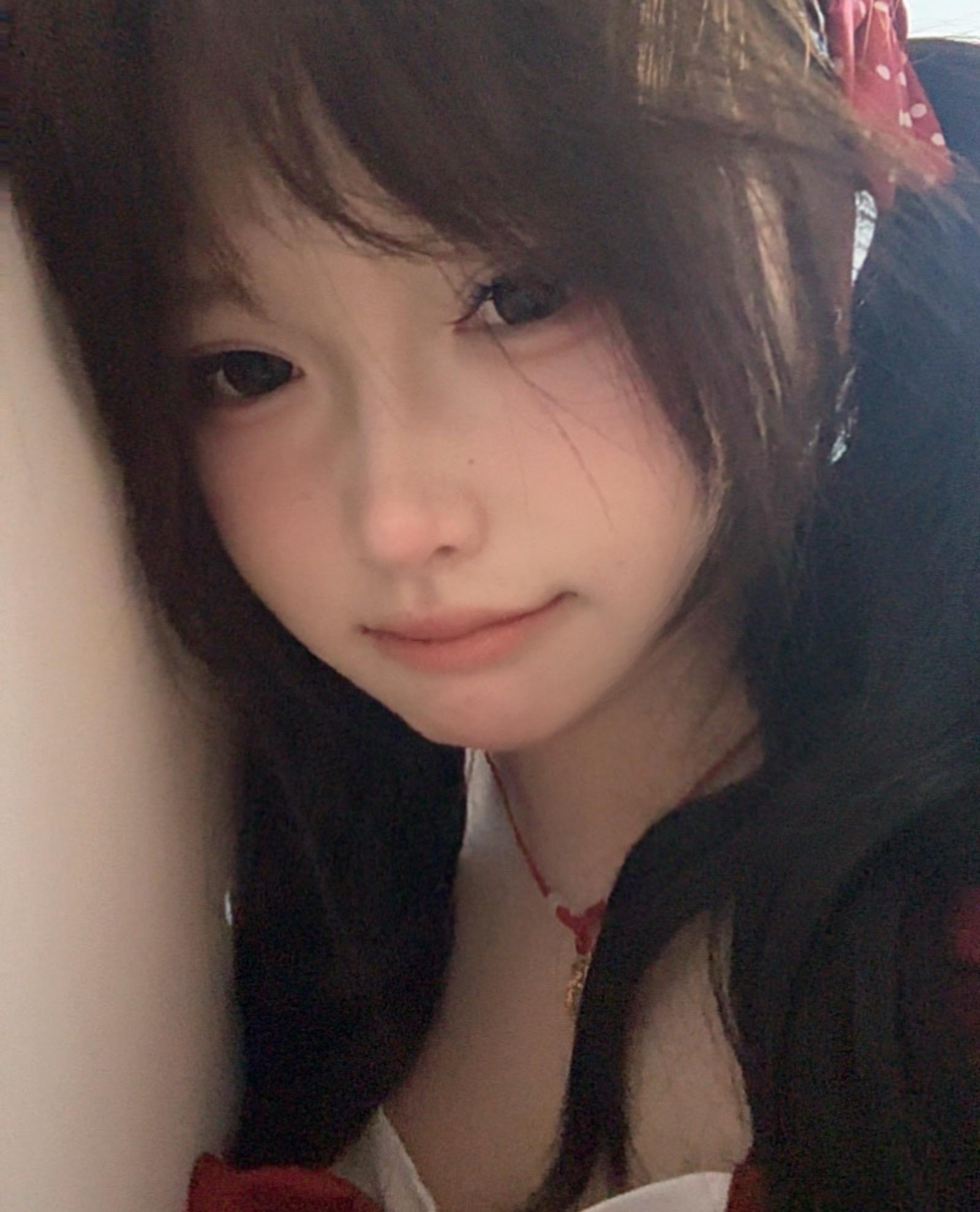 姐姐 我不是脆弱 但是看到你和别的女生在一起 我心痛