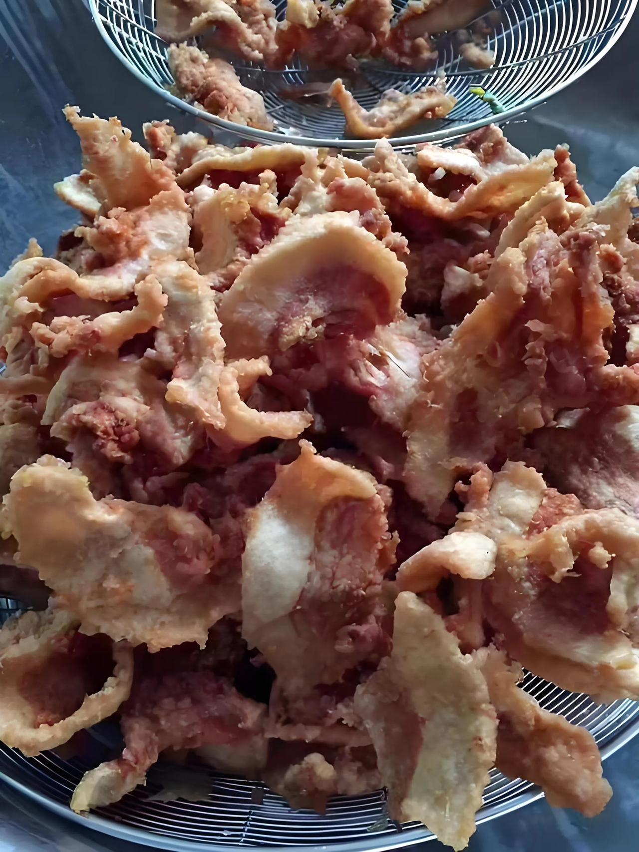 一大早老妈炸猪油，剩下好多猪油渣，我叫她倒掉，老妈说这可以吃。我说这东西吃了不健