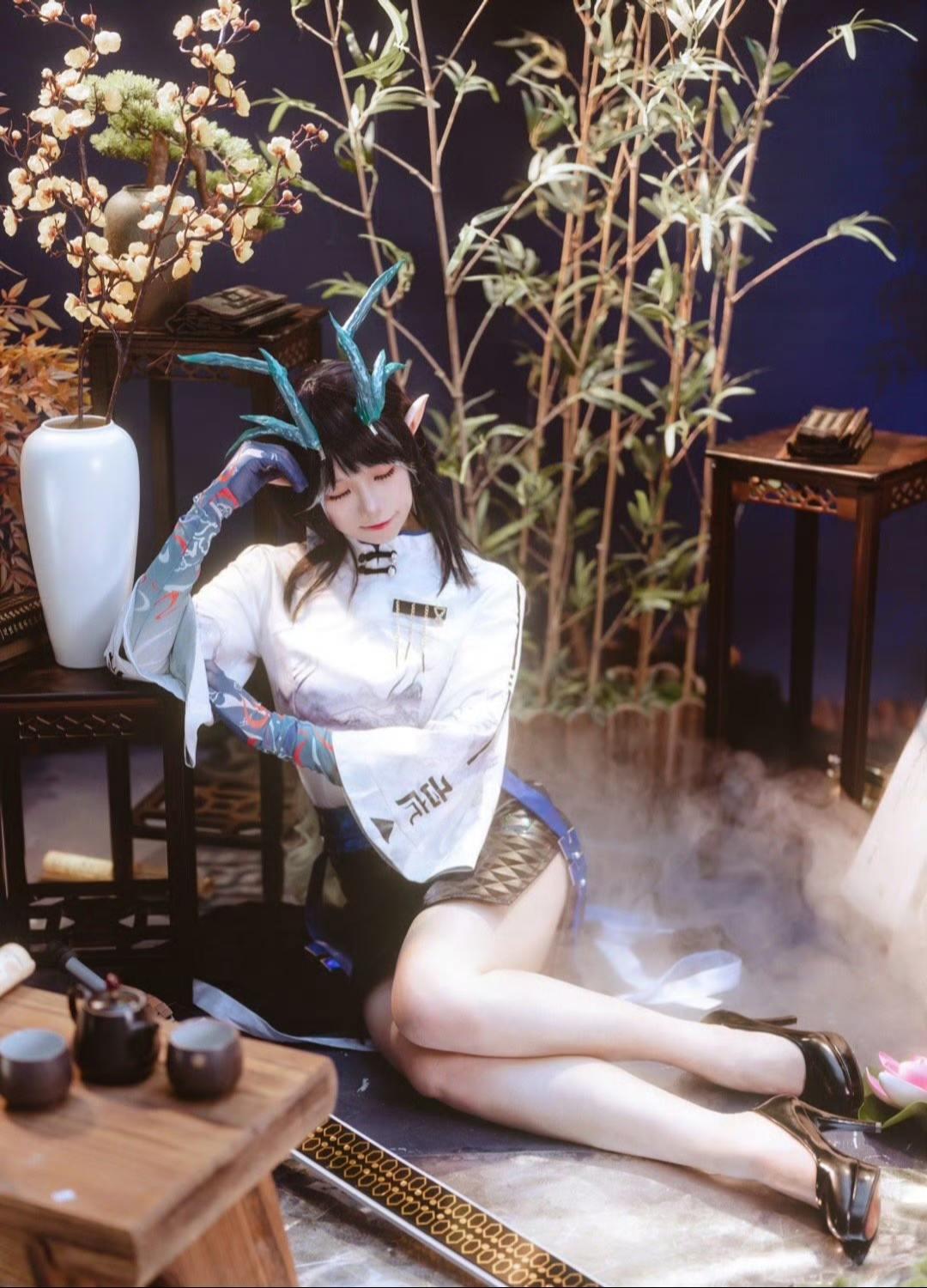一种很新的cosplay 明日方舟cos  cosplay 绝美cos...
