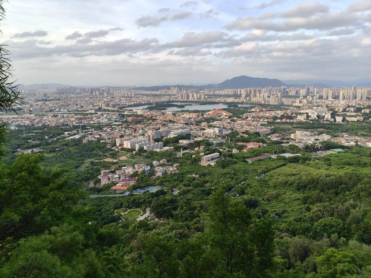 中国在世界上最大的强项是什么?
中国最大的强项就是制造业和“定力”
中国是世界第