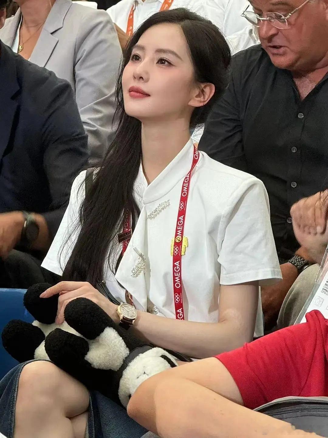 同样是去看比赛，某些人都没上热搜，某些人美图拍了个铺天盖地[笑cry] ​​​