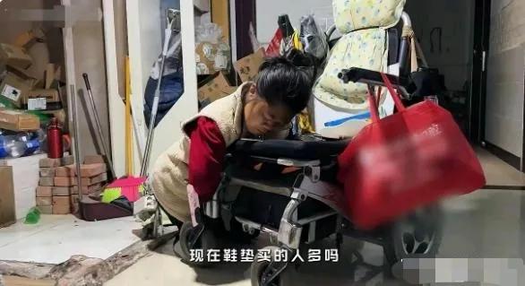 重庆天桥上的暖心一幕！残疾女子用嘴缝鞋垫养家，男子扔下1万元：500双鞋垫，10