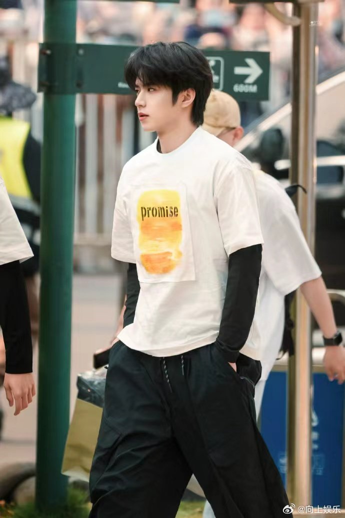 刘耀文宽肩男友力 刘耀文奔跑吧首秀  刘耀文奔跑吧首秀，刘耀文宽肩男友力有，谁懂