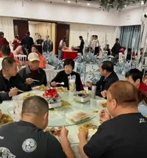 2023年，在湖北武汉闹出“天大的笑话”，一男子在酒店办婚礼，他们竟然用盒饭招待