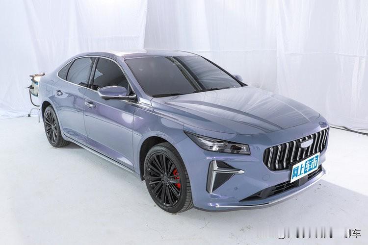 外观不再模仿，设计自成一派，气场不输合资；内饰用料扎实，双联屏、大沙发、智能配置