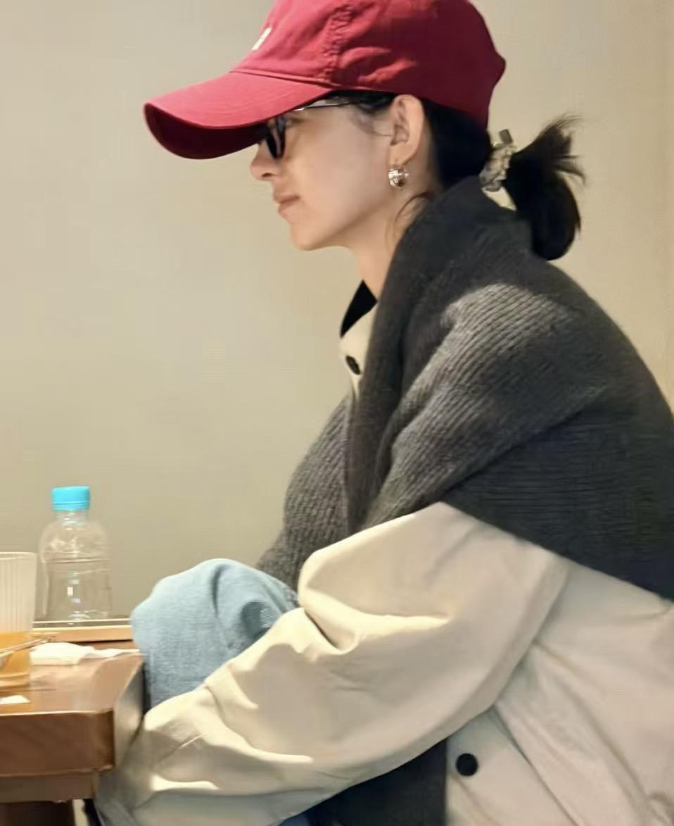 网友上海咖啡店偶遇赵丽颖，素颜状态很好。赵丽颖咖啡店被偶遇，颖宝素颜扎...