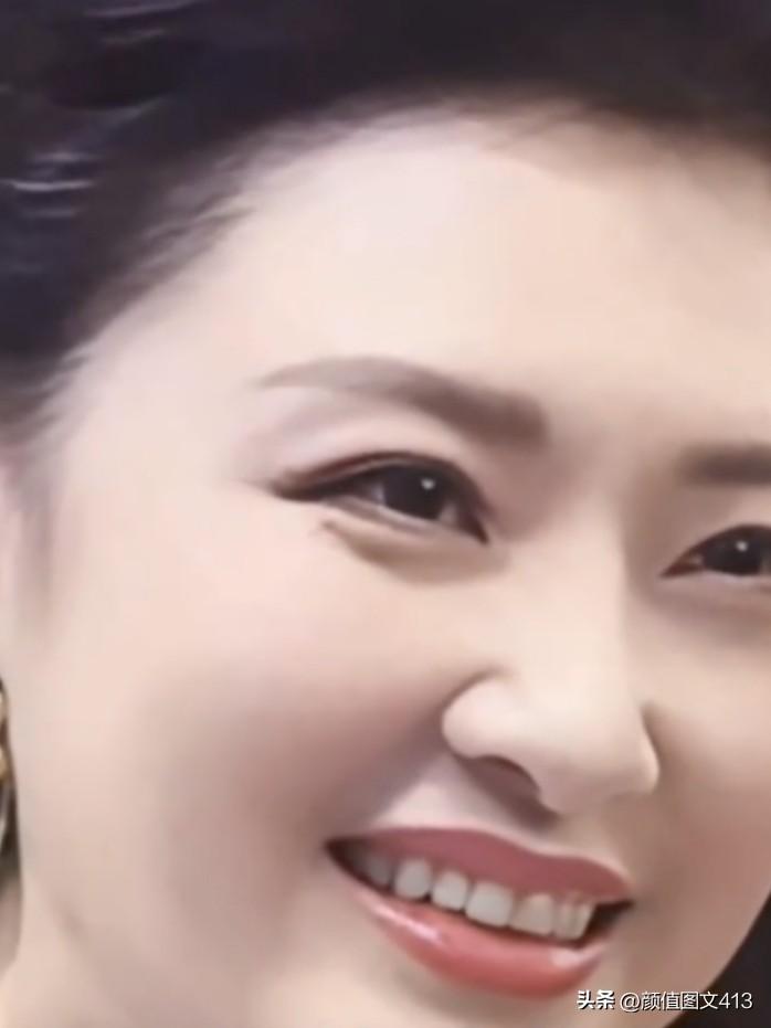 春风拂柳，眉眼含情。一袭白裙翩跹，笑靥如花，顾盼间，温柔了岁月，惊艳了时光。温柔