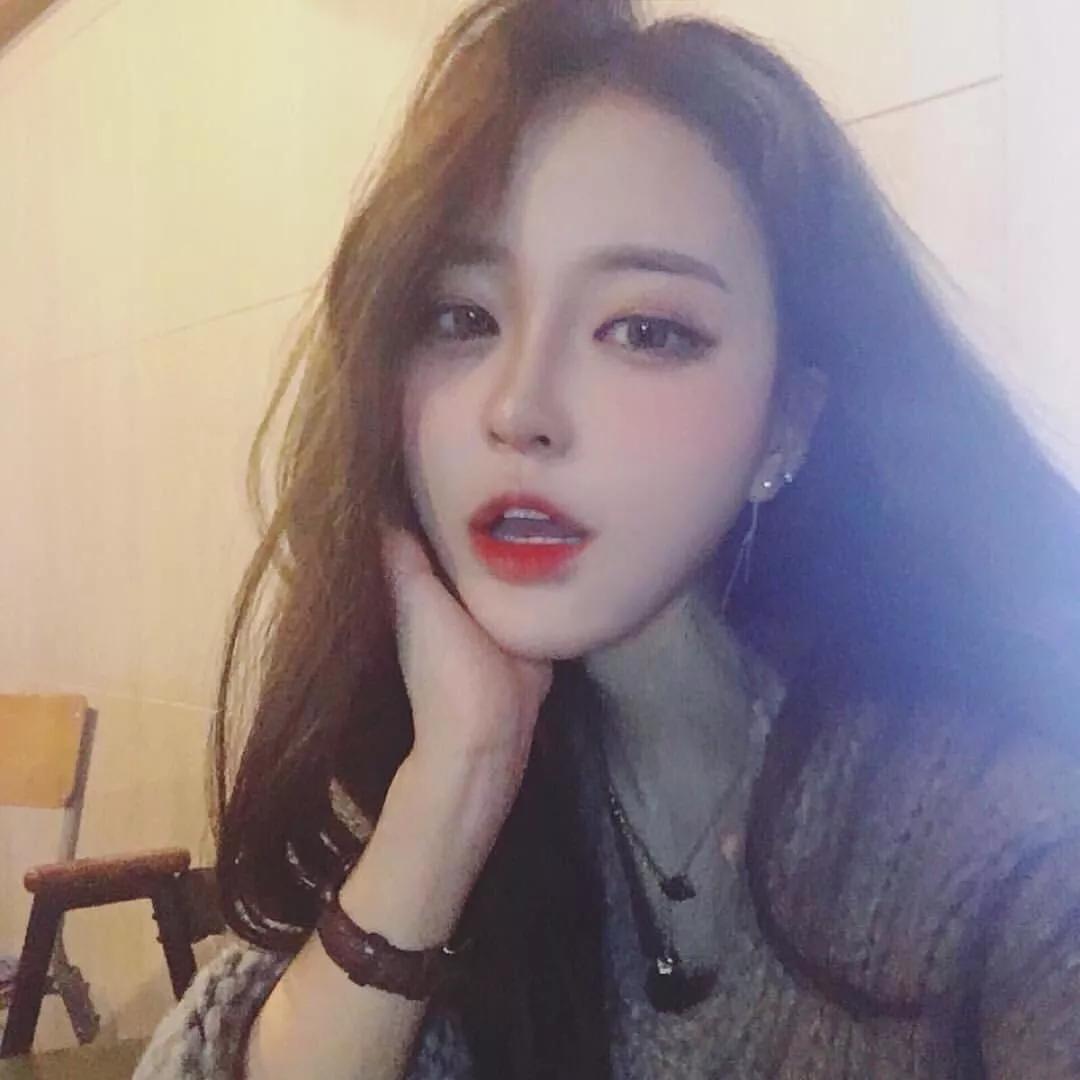 柔美少女，温暖冬日，红色唇彩，温馨氛围唇粉霜裸色口红 嘟嘟唇彩 梦幻唇彩 眉眼唇