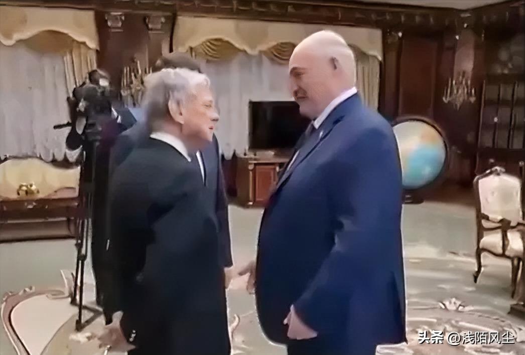 白俄罗斯总统卢卡申科在明斯克接待特朗普特使约翰·考尔时表示:“约翰，感觉根本不像