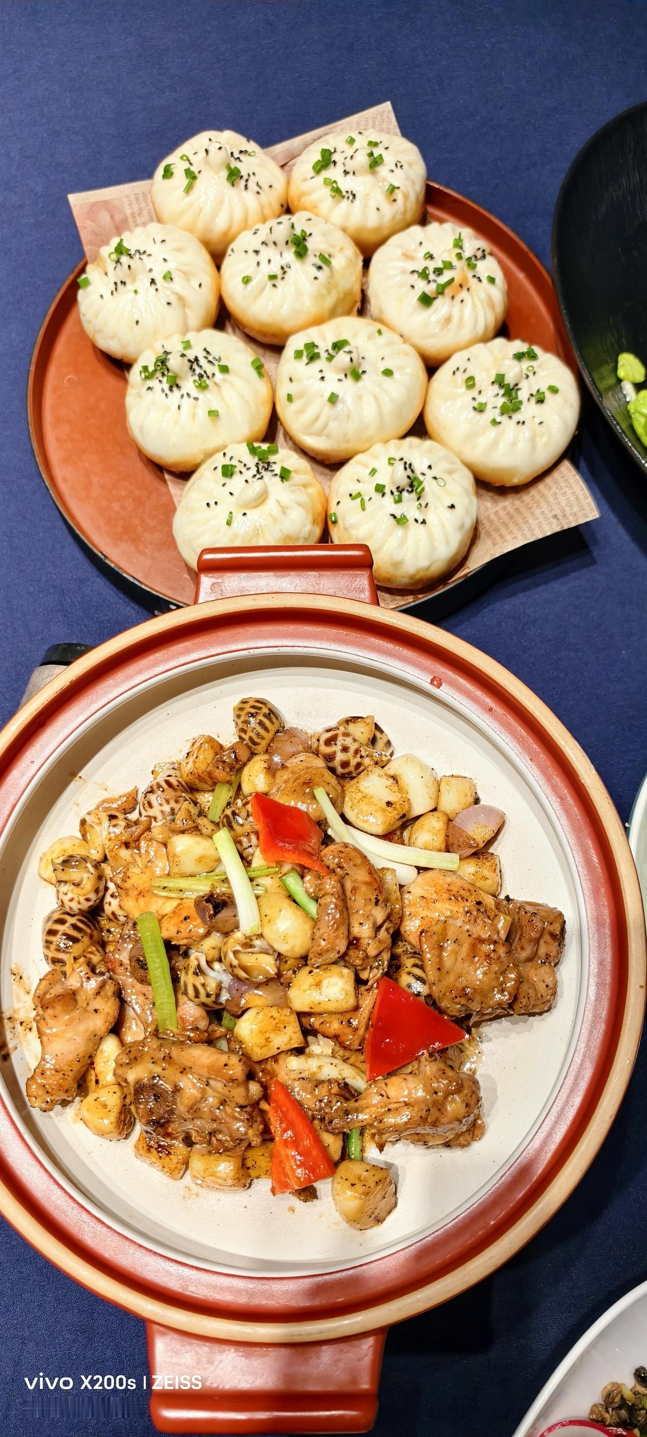 老家春鲜，一餐家常

回老家，请大姑姐尝个春鲜。

我们仨，点了不多不少：一客春