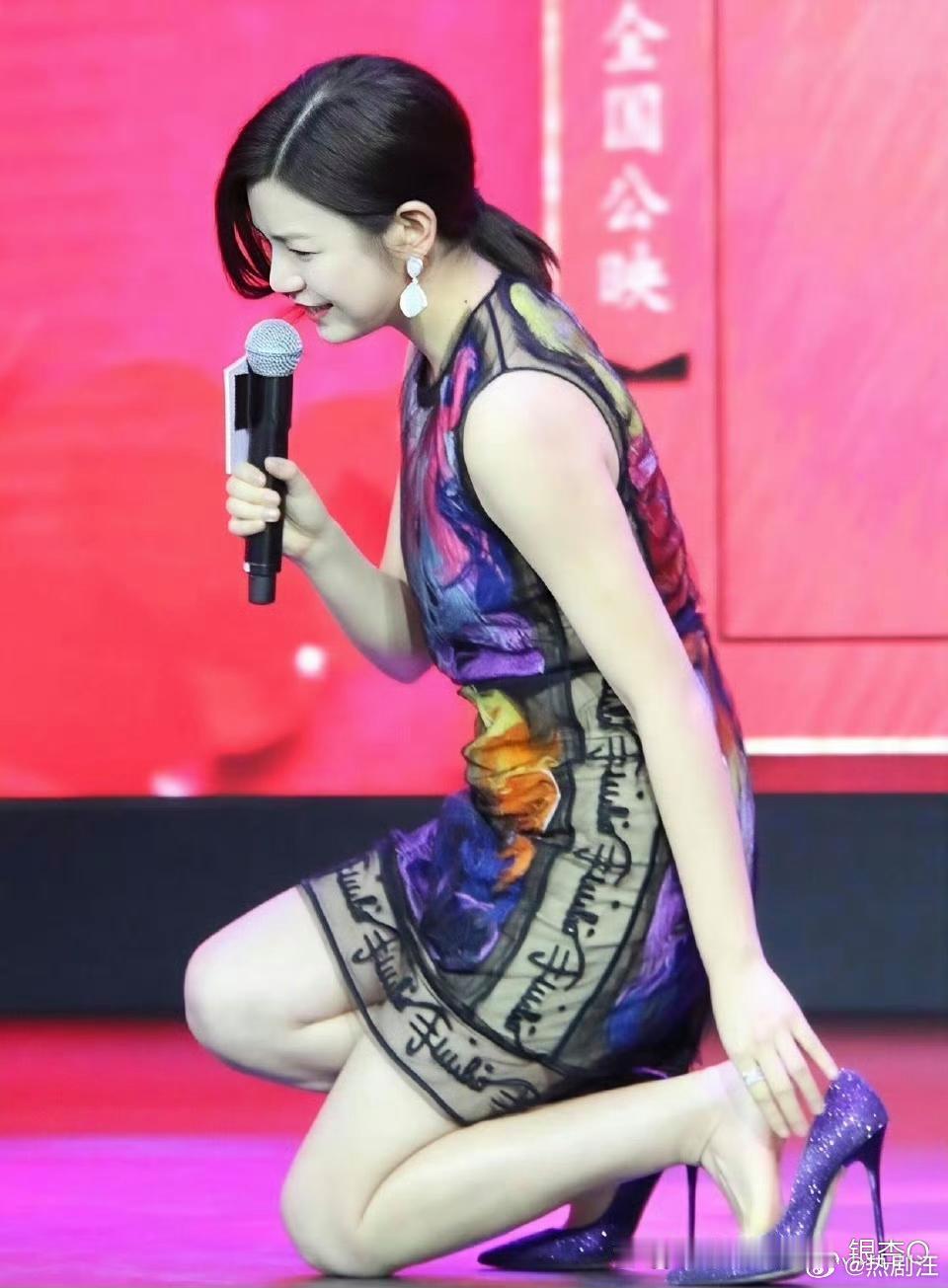 陈妍希，这个鞋跟也太高了，女明星真不好当啊… 