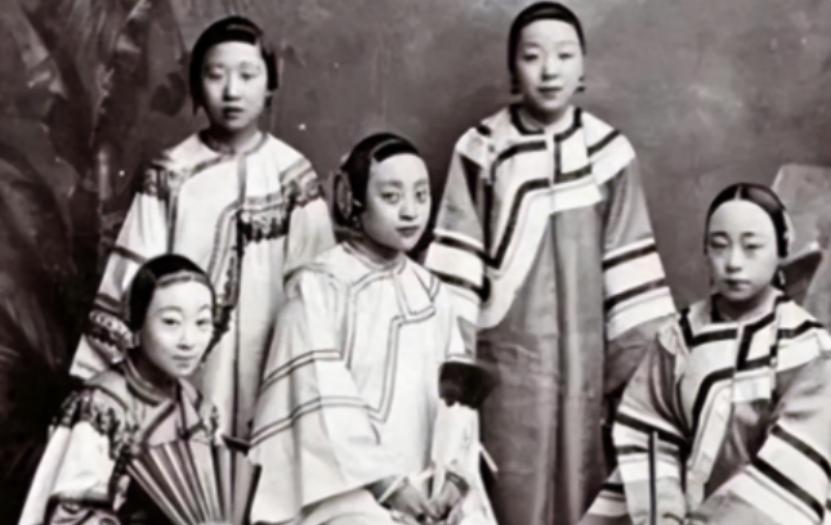 1879年，杭州巡抚谭钟麟午睡起来，路过了通房丫头李氏的卧房，见李氏美貌动人便将