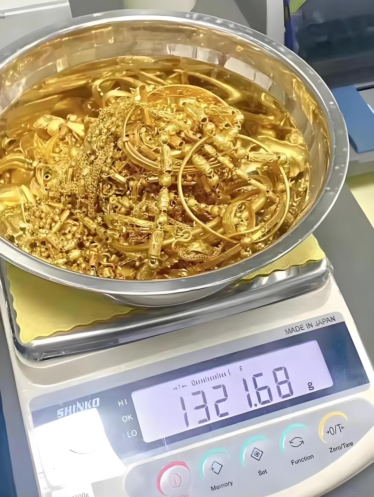 表哥干6年黄金回收，
奉劝大家千万别卖黄金
现在金价一路飞涨，很多人心里直痒痒。