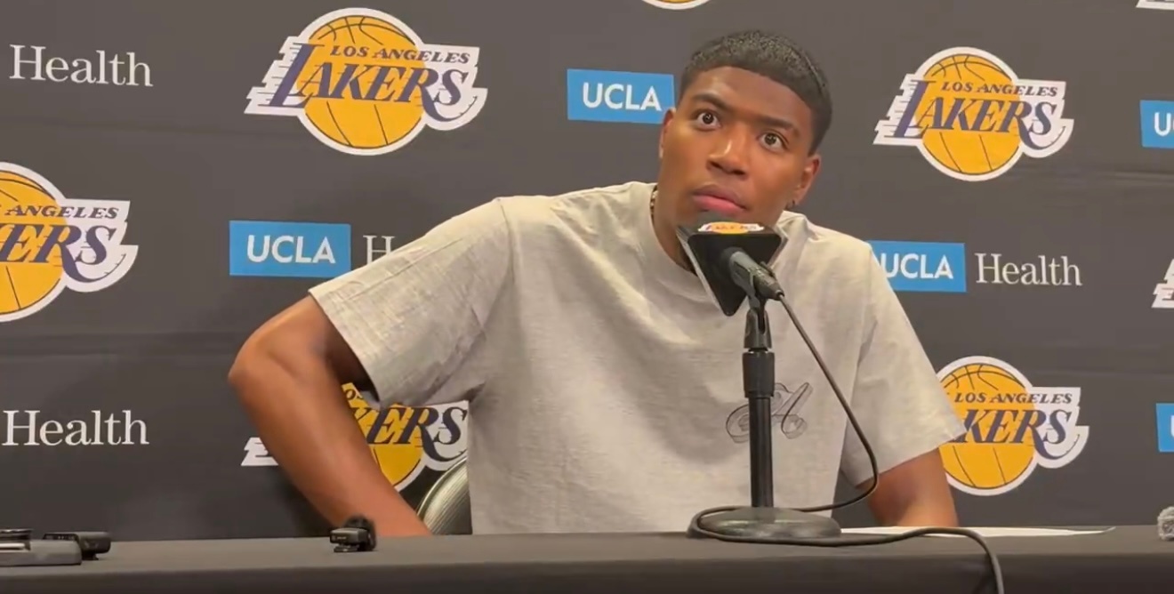 八村说他今天看到浓眉很惊讶，因为他忘记浓眉已经被交易到奇才队了。 