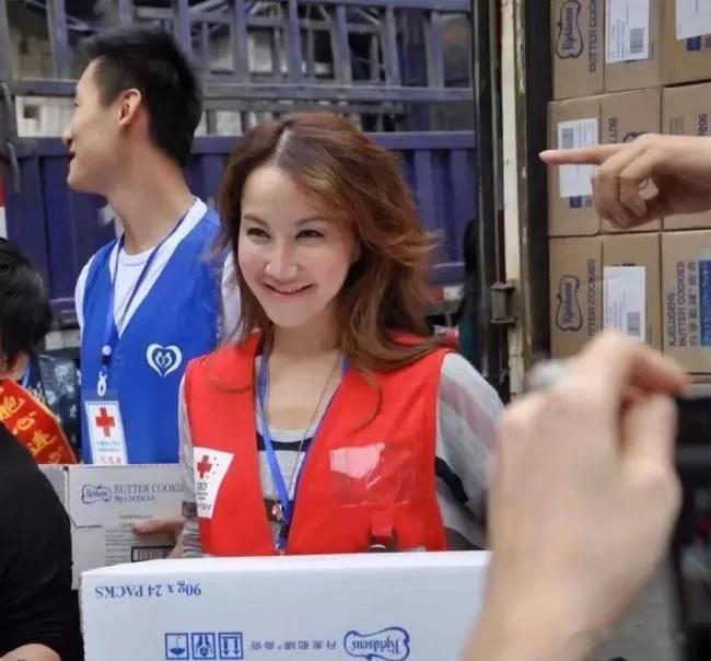 李玟，这位出色的歌手和艺人，她在世时热心公益，为社会做出了巨大的贡献。她的离世让
