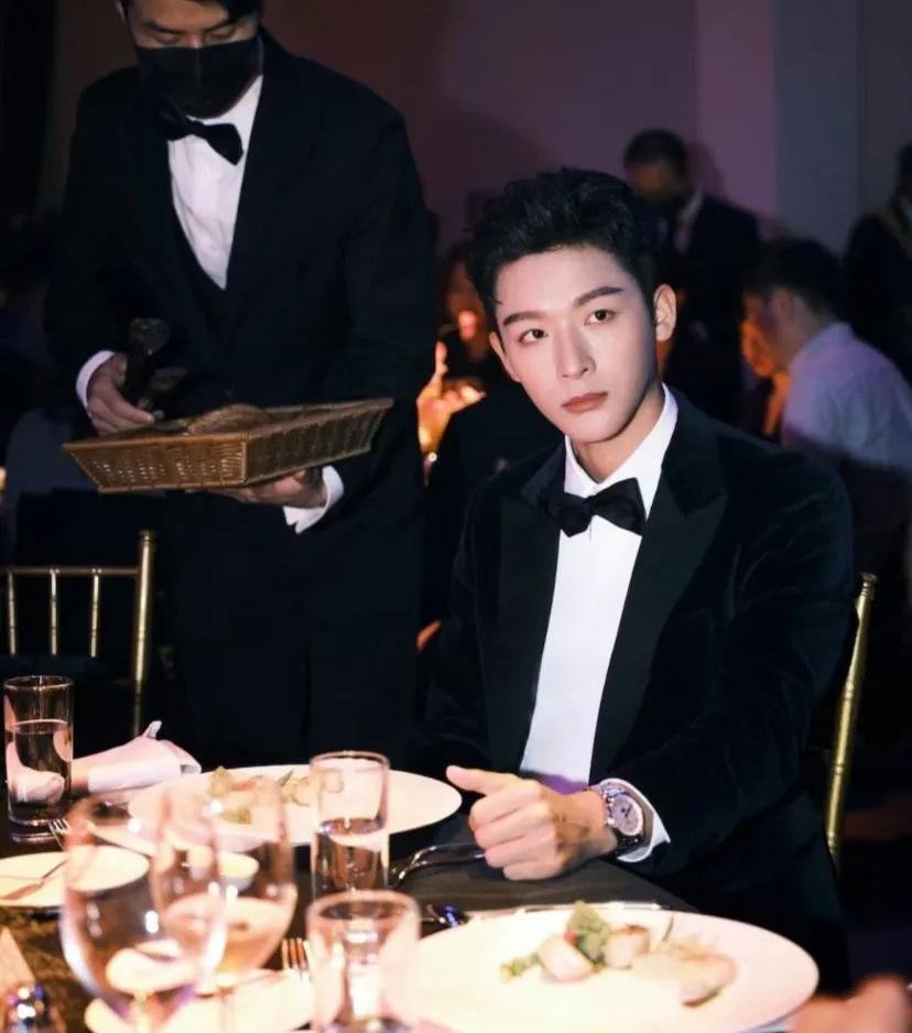 我就知道他入党了
21年觉醒年代第一眼看到他就觉得有股体制气质，后来一查果然是党