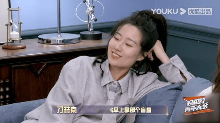 #花少不癫脑综开始癫# 超机智青年大会这场景真的是让我想起了花少2，不得不说这场