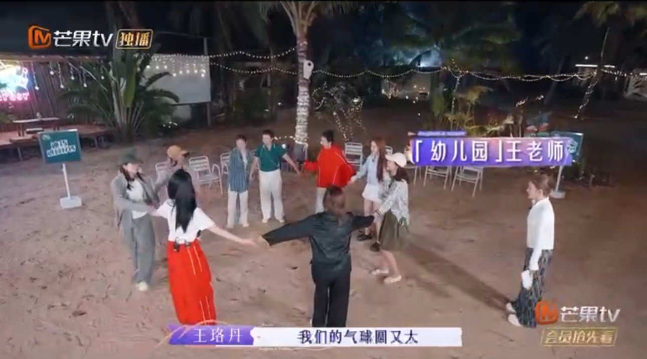 #王珞丹鞋差点飞欧阳妮妮头上# 《是女儿是妈妈》大家玩的好开心啊，游戏环节王珞丹