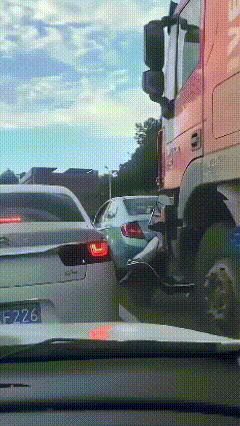下次她应该不敢这样乱穿了吧！这次大车只是给她一个警告。
一名女子骑着小电驴，在马