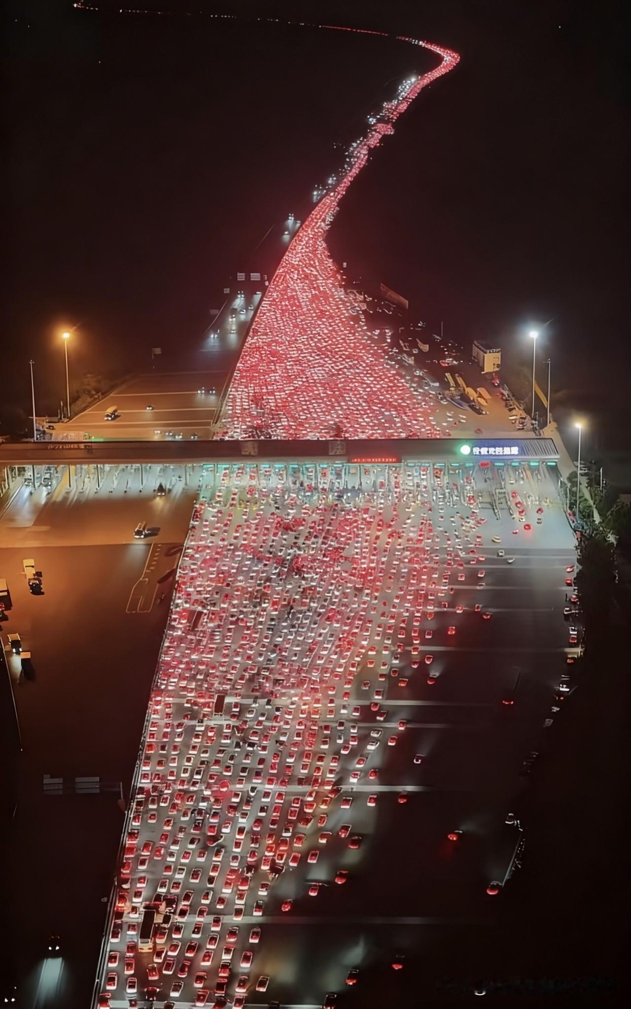 就如同塞伦盖蒂大草原上角马大迁徙一样，回家过年的游子们，大年初六又开始返程了。