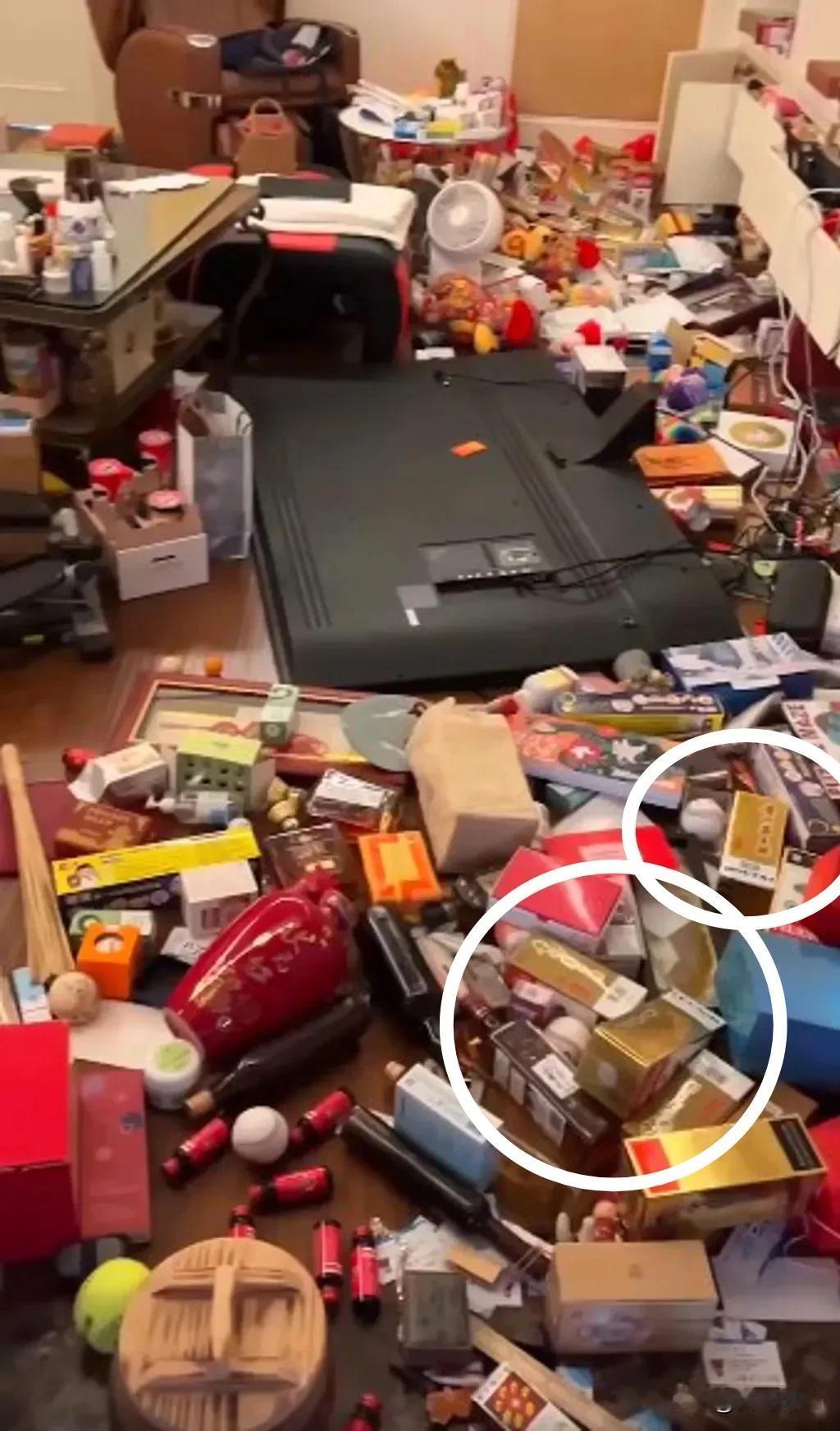 傅崐萁自爆家中地震受损图片时，一不小心就暴露了其富足奢华，满地都是高档烟酒、补品