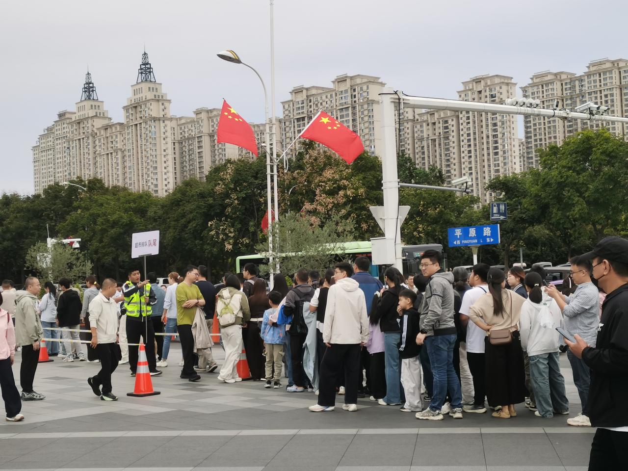 几百几千公里，不差这最后一公里！
假期第三天，上午10：30，胖东来三胖店，排队