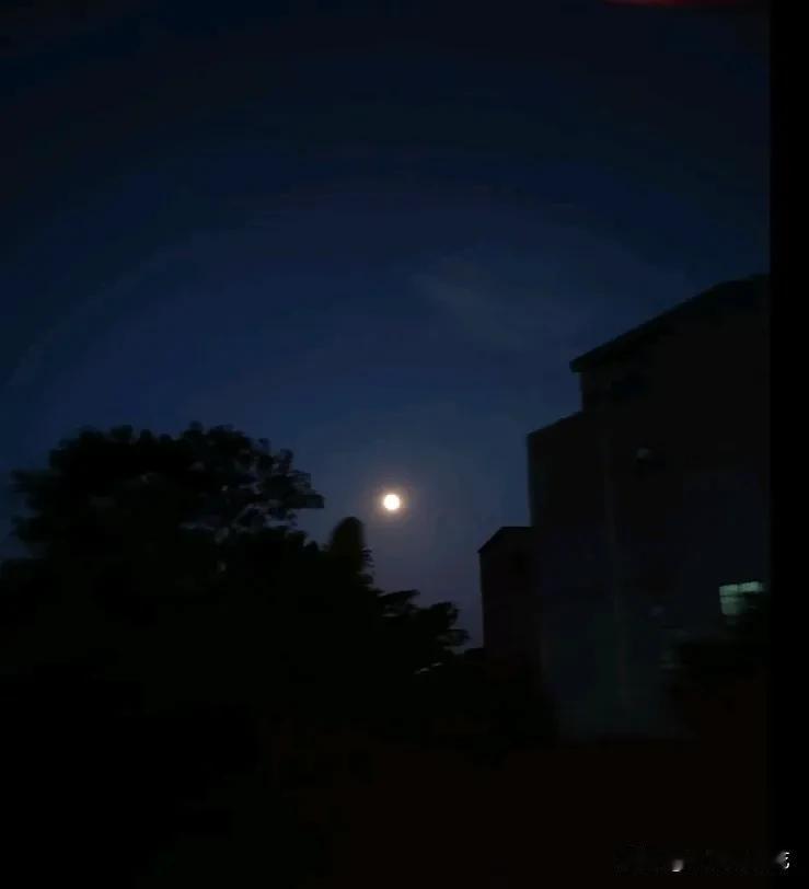 #随手拍中秋圆月#
今天是中秋节，吃了晚饭，上到楼顶，顺手拍了今晚中秋节月亮。